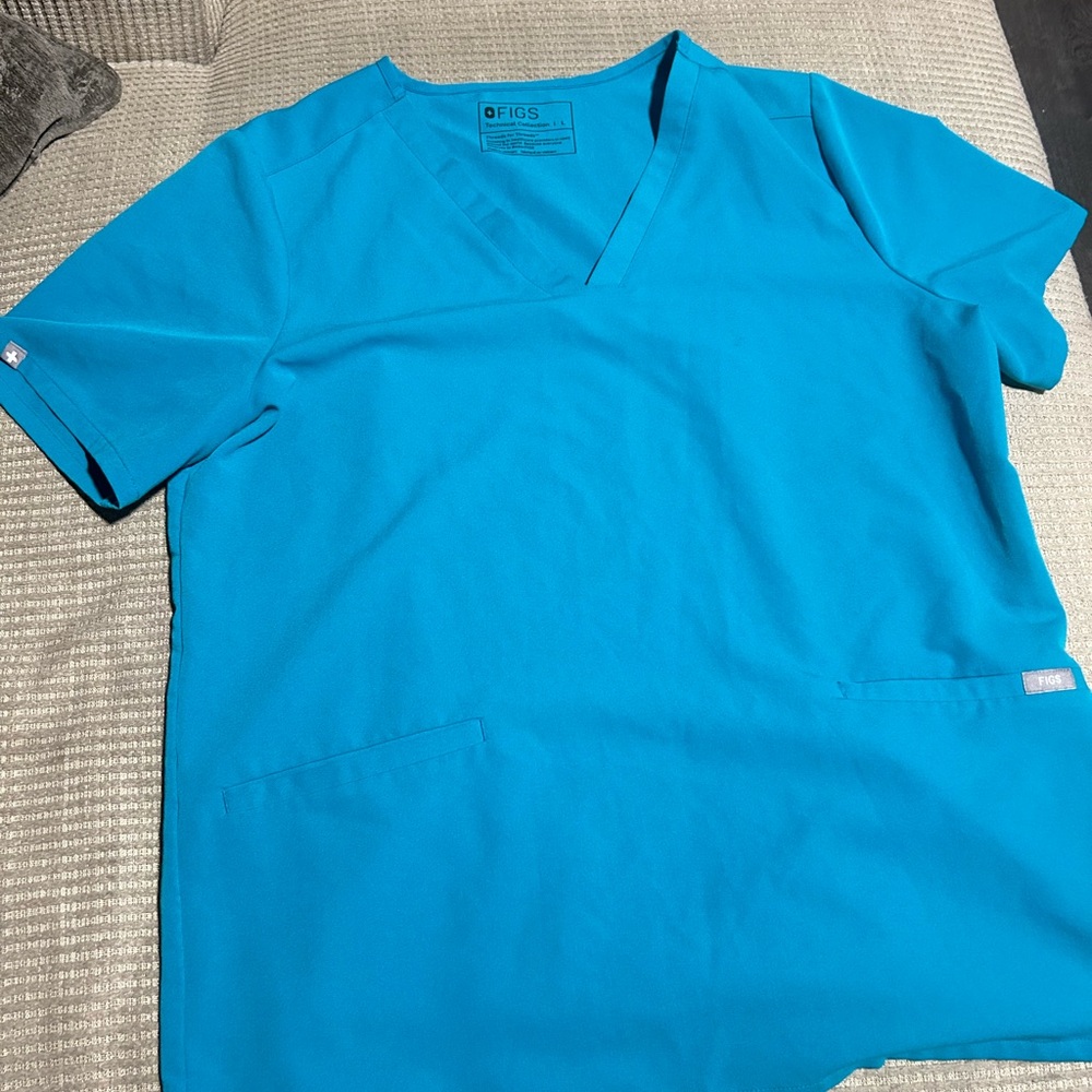 FIGS women’s V-Neck Scrub Top in Turquoise